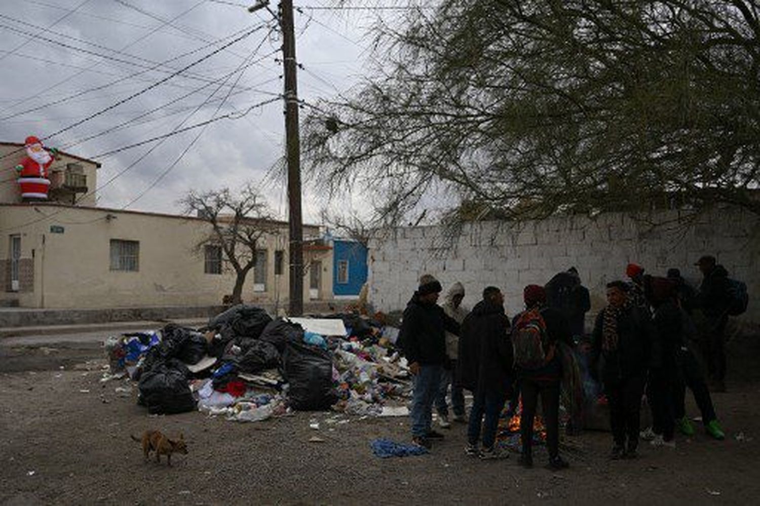 Migrantes de Venezuela se calientan junto a una fogata. 