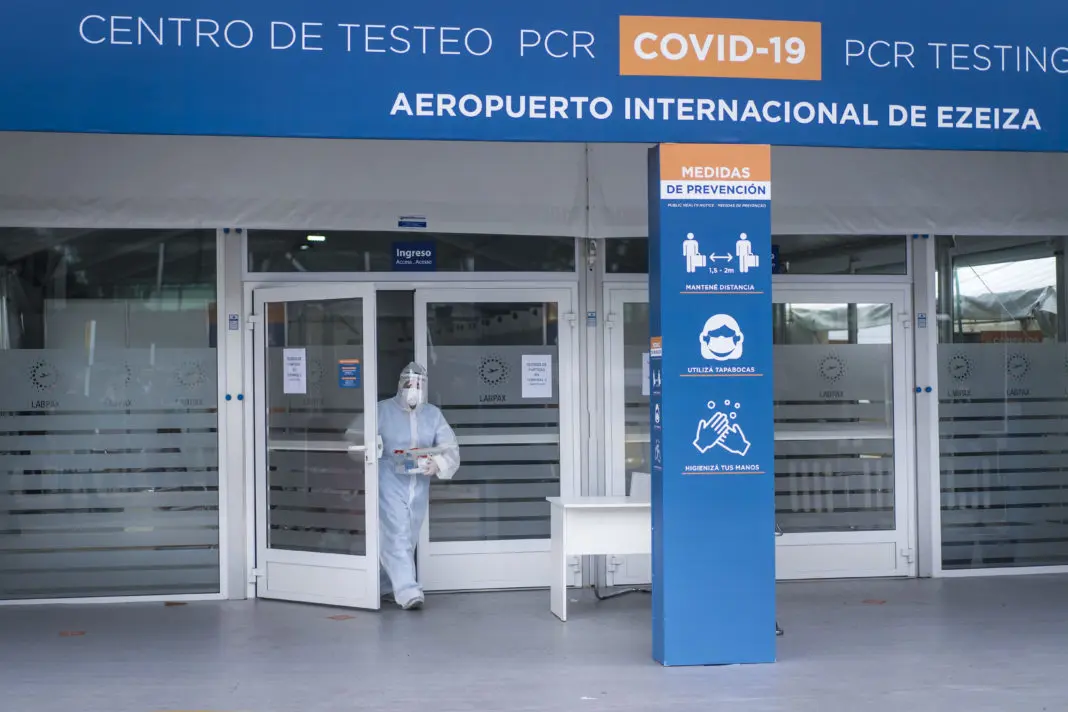 Detectan las variantes India y de Sudáfrica del SARS-CoV-2 en tres viajeros