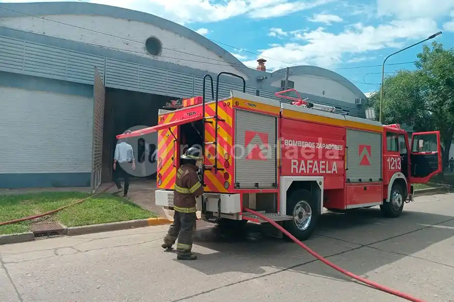 Susto en una empresa rafaelina por el incendio de una de sus máquinas