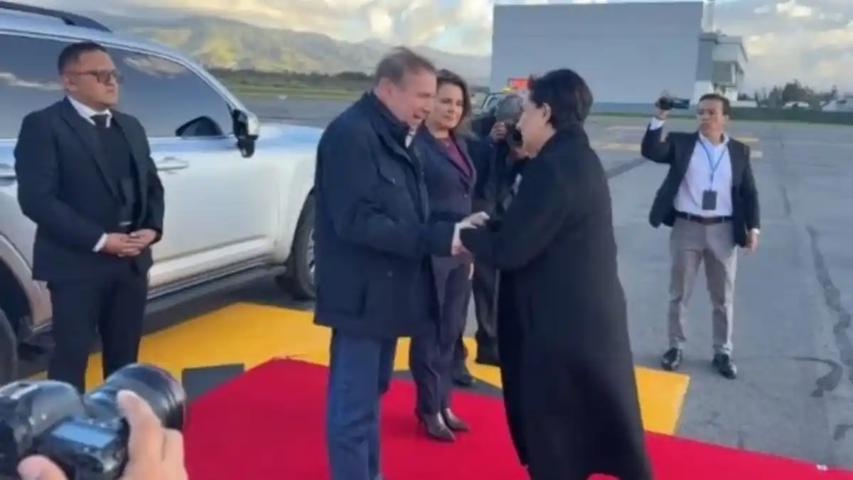 Edmundo González llegó a Ecuador, fue recibido por la canciller Gabriela Sommerfeld