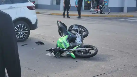 Fuerte choque entre una moto y camioneta Av. Luis Fanti: un joven terminó en el Hospital "Dr. Jaime Ferré"