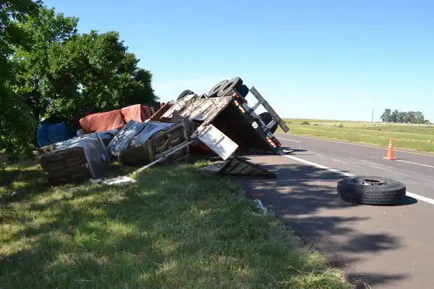 Impresionante vuelco de un camión sobre ruta 14 