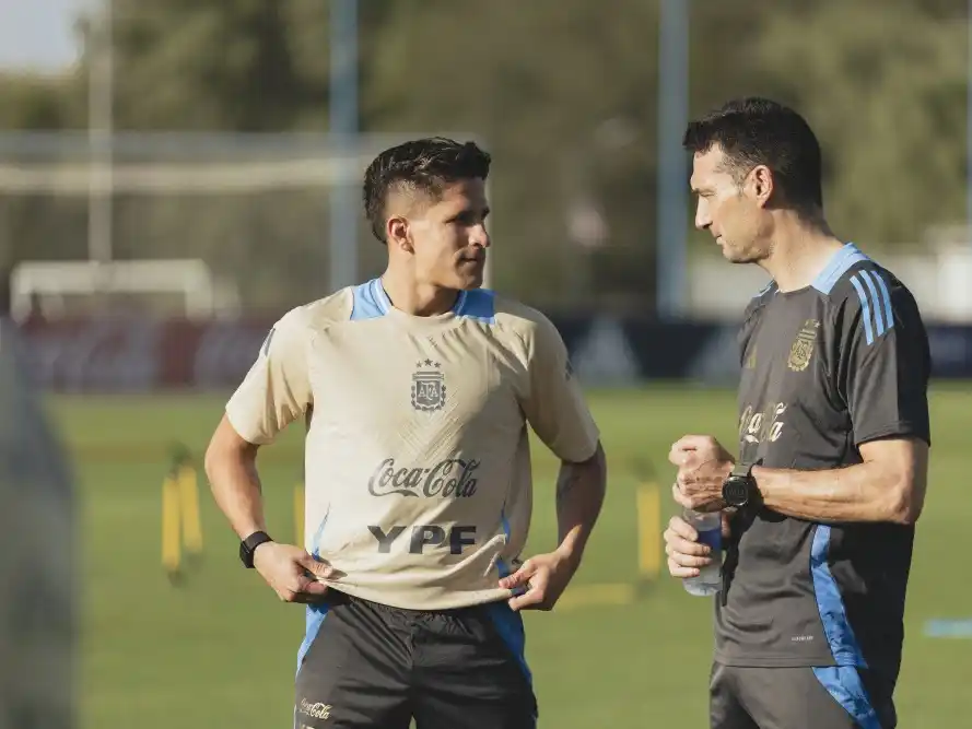 Scaloni comanda los entrenamientos en Ezeiza. Foto:AFA
