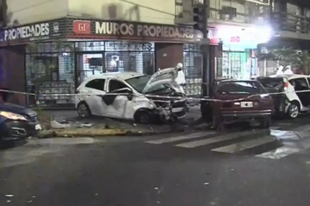 Impactante choque múltiple: un muerto y un auto prendido fuego