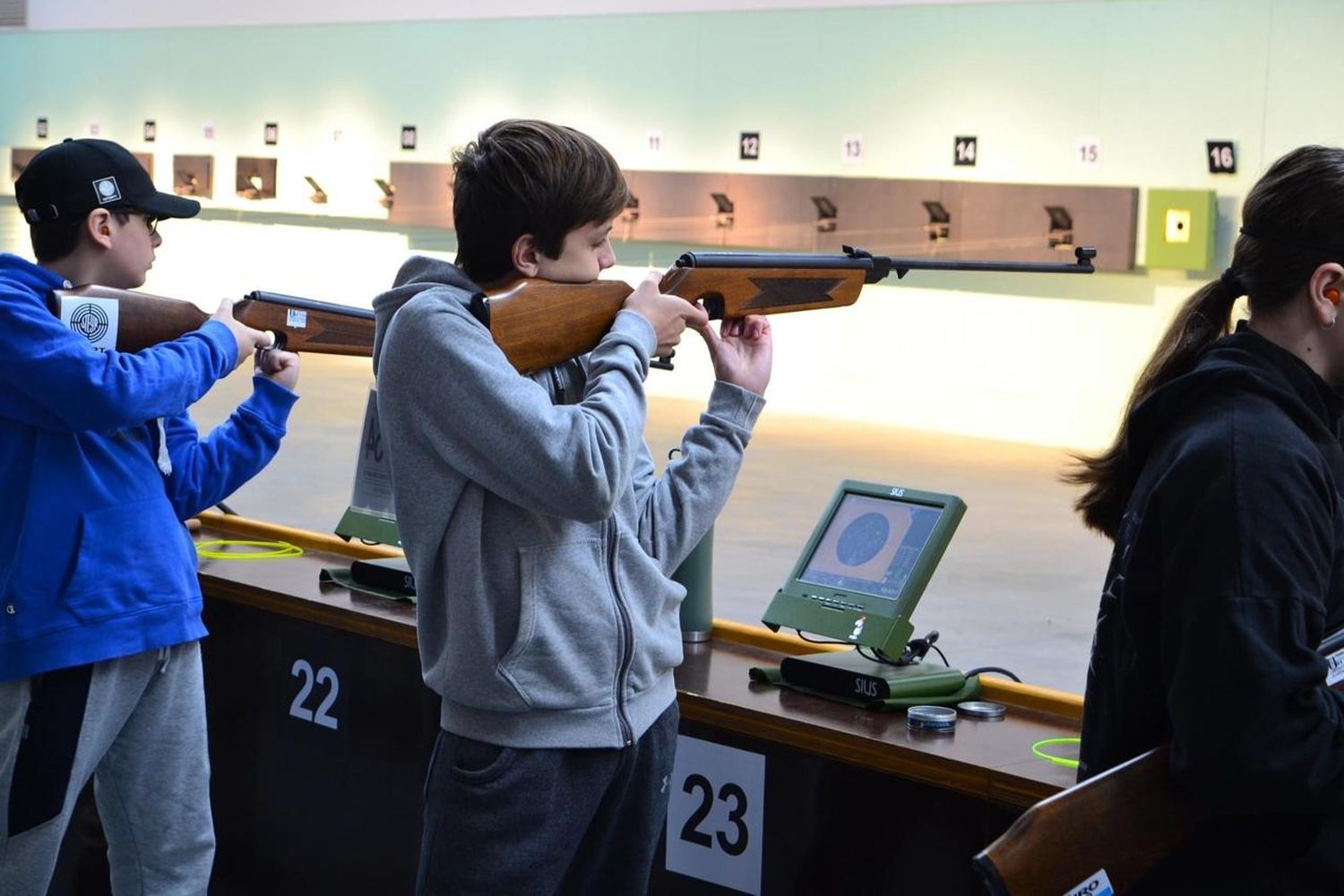 Ríos Veronesi en la prueba de 10 metros Rifle de Quebrar Hombres Menores