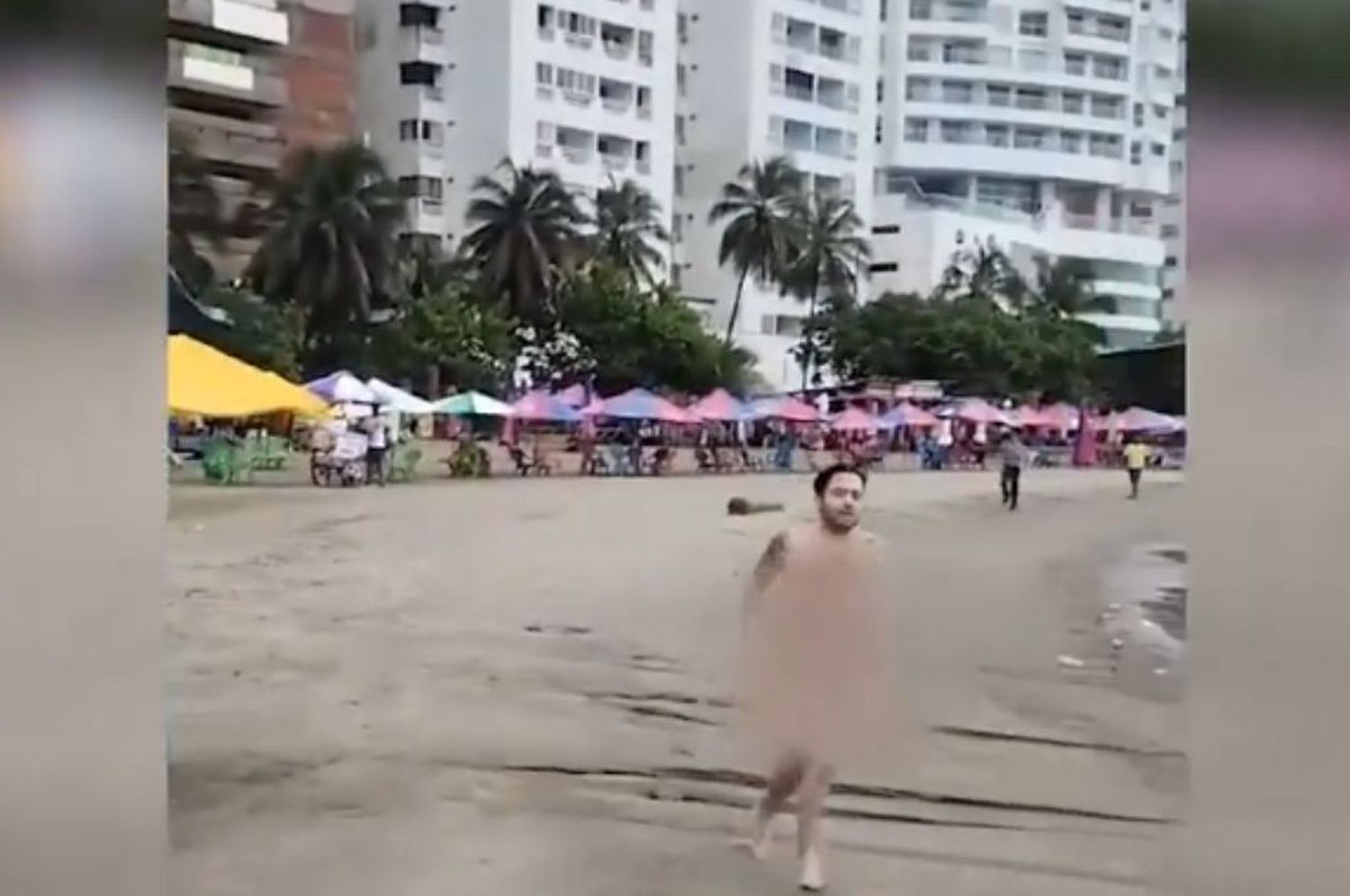 Turista corrió desnudo por la playa