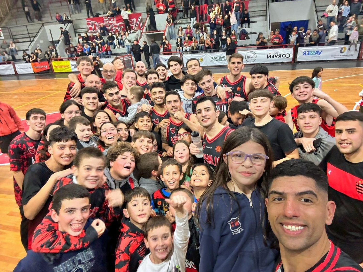 La selfie de Manolo. La tradicional foto luego de cada victoria de Olimpia.