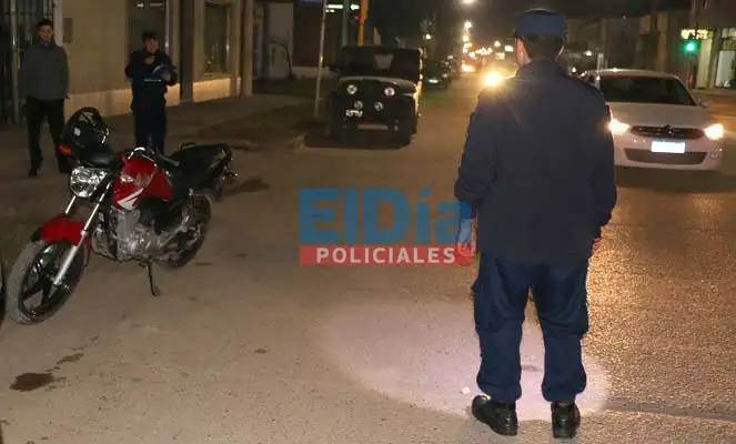 No vio que un auto abrió la puerta y la chocó con su moto: quedó internado