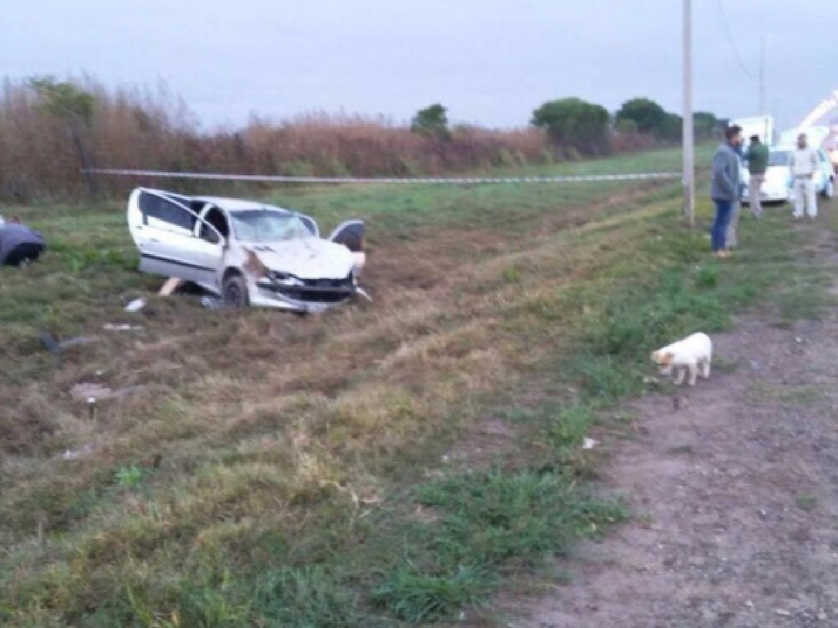 Un auto arrolló a gente en una parada de ómnibus: un muerto