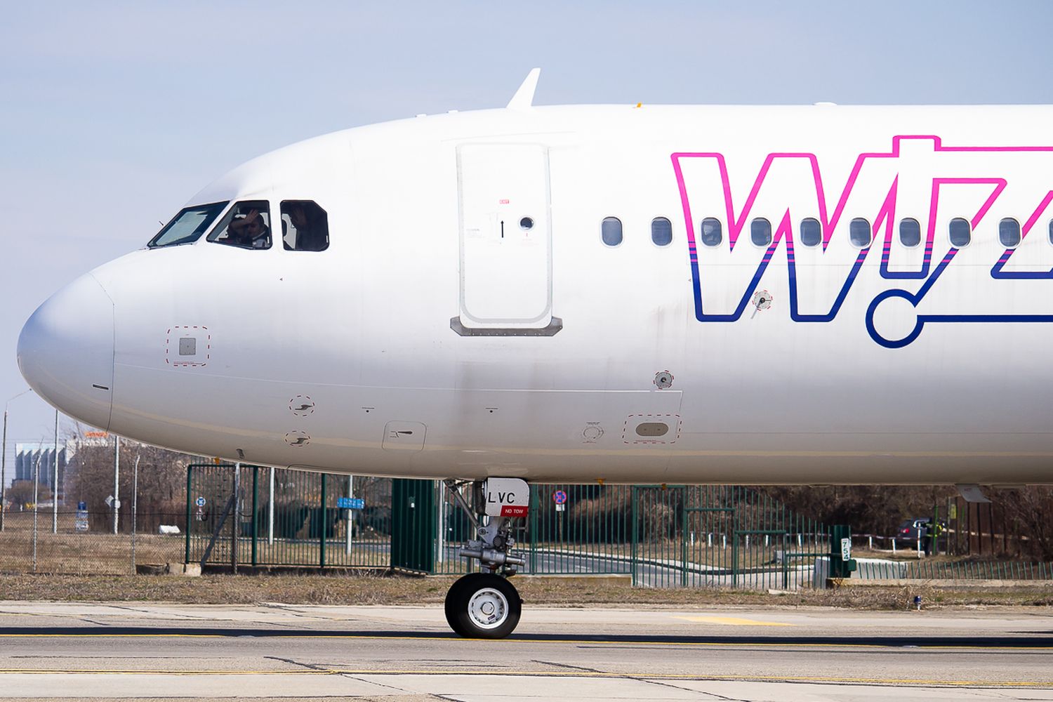 Análisis: Wizz Air se reagrupa en Italia y corta su base en Bari