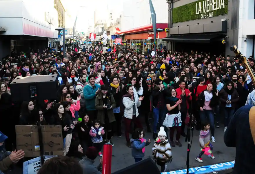 Amplia convocatoria en el festival cultural en defensa de la educación pública