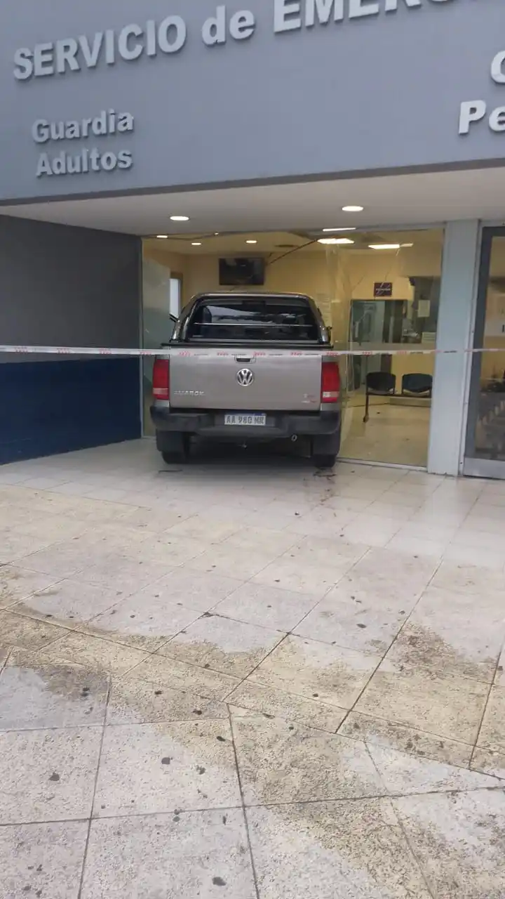 La camioneta quedó dentro del hospital.