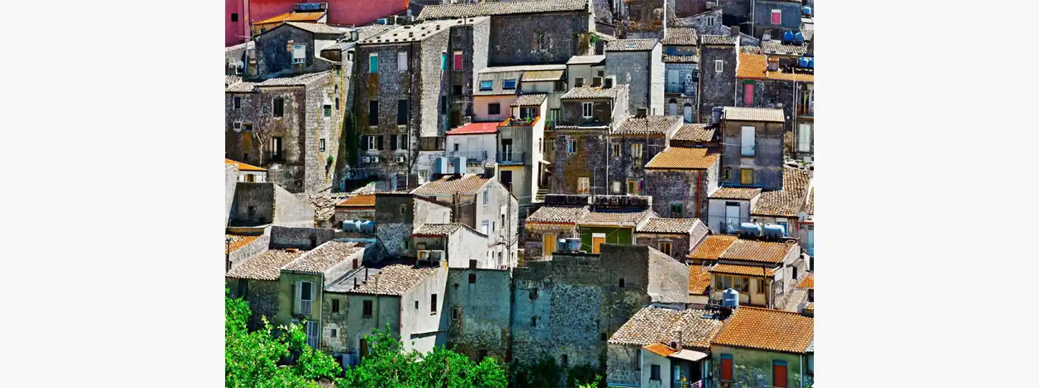 Compraron casas a un euro en pueblos perdidos de Italia y la pandemia los dejó atrapados allí