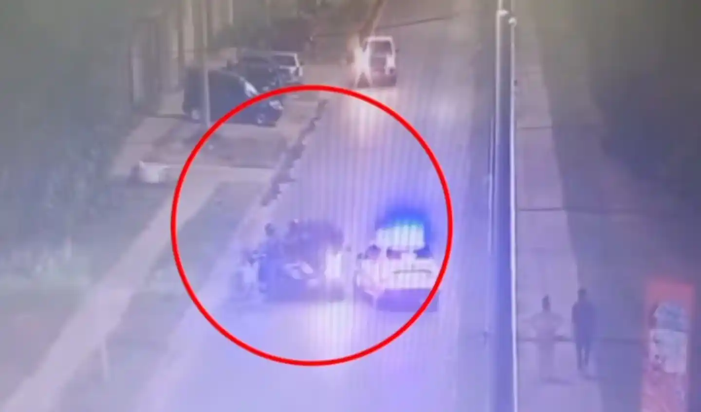 Los oficiales volaron por el aire y sufrieron heridas de diferente consideración.