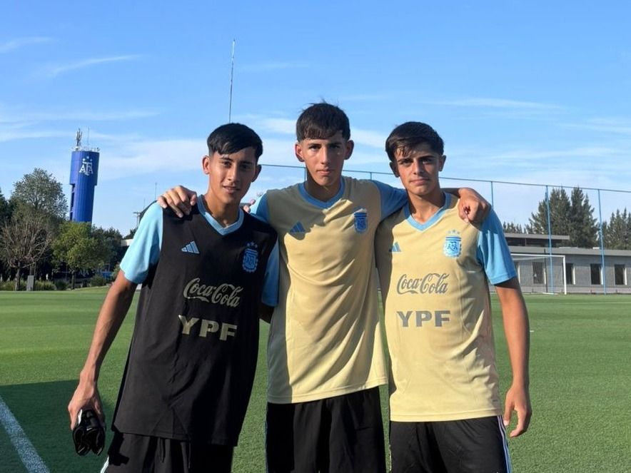 Ulises Leguizamón, Yutiel Lizarraga y Salvador Albertengo, los juveniles cremosos en Ezeiza. Foto:Prensa AR