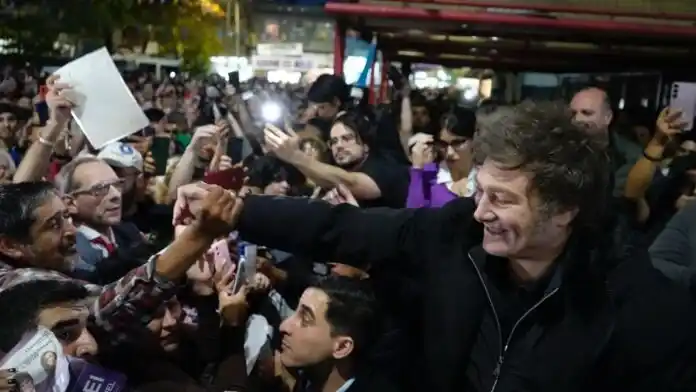 Javier Milei junto a seguidores libertarios.