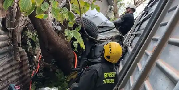 Impactante choque entre tren y auto: una mujer fue rescatada por bomberos