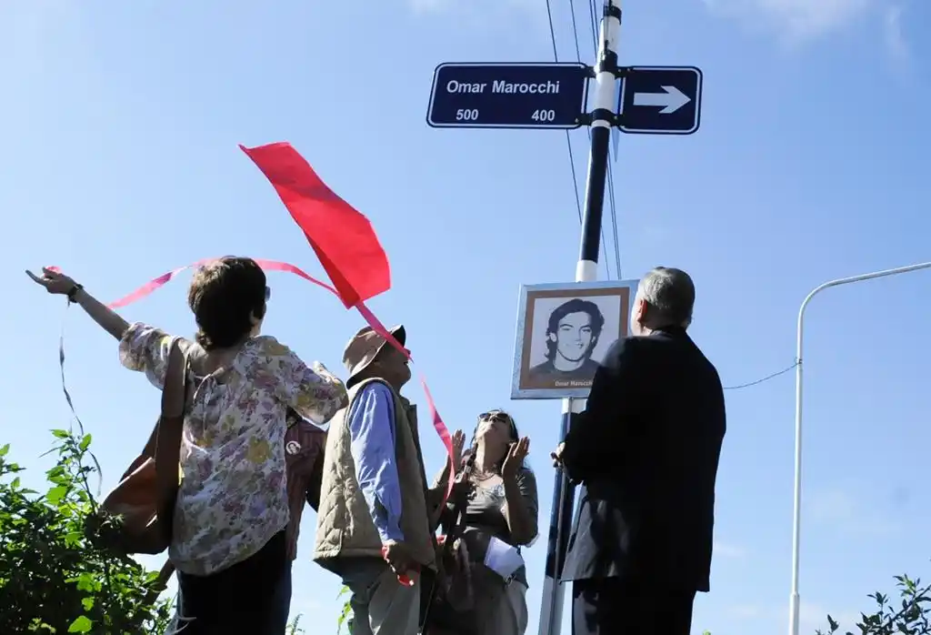 En un emotivo acto, señalizaron el Procrear con nombres de desaparecidos