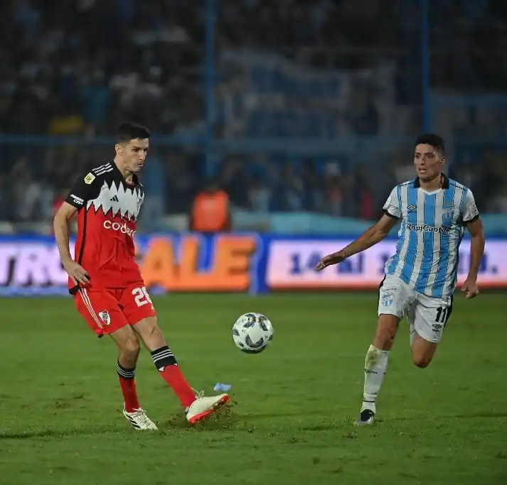 Un remate de Ignacio Fernández ante Castro.