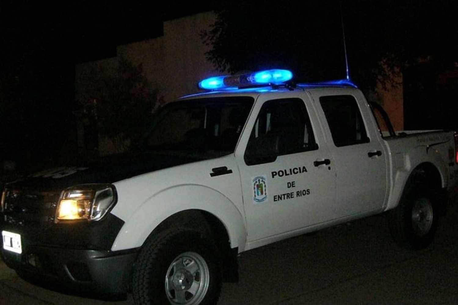 A punta de pistola, sorprendieron a un matrimonio y se llevaron varios valores