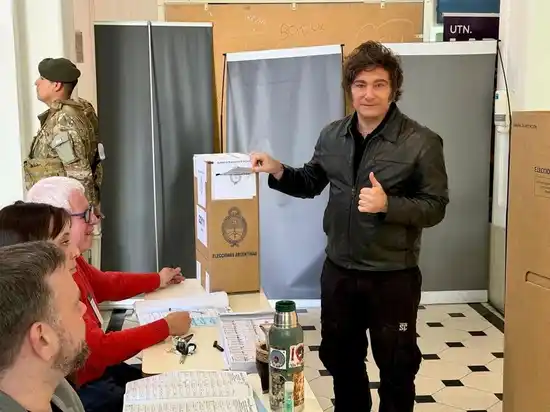 Javier Milei votó en la Ciudad de Buenos Aires en medio de un fuerte operativo de seguridad: No brindó declaraciones