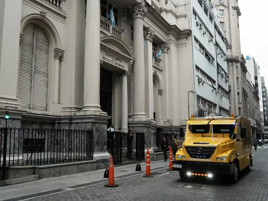 El Gobierno podrá usar los dólares del “repo” del BCRA con bancos para cumplir la meta acordada con el FMI