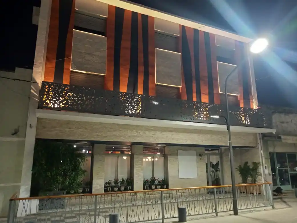 Frente del hotel reabierto