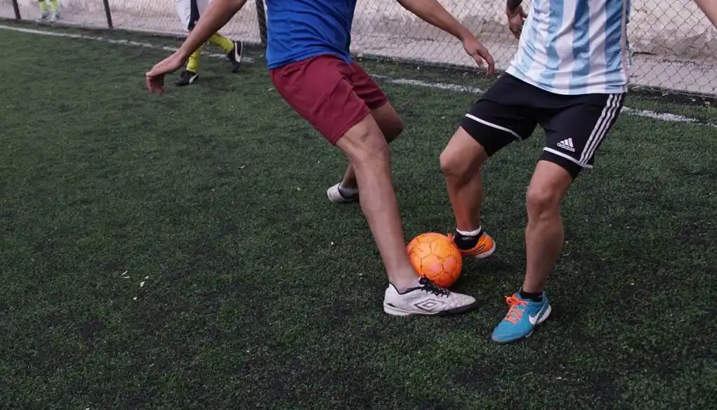 El ejemplo de Sturzenegger sobre una lesión jugando al fútbol despertó preocupación entre los trabajadores.