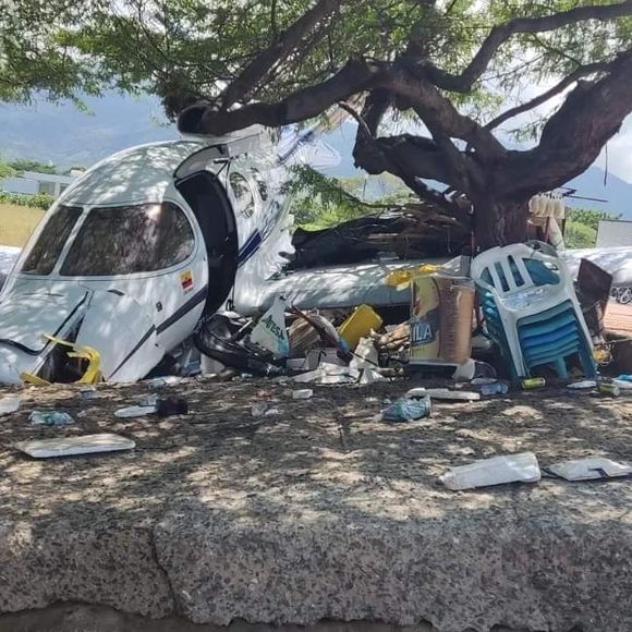 ¡TRAGEDIA AÉREA! Muere niño tras salirse avión de la pista en Santa Marta