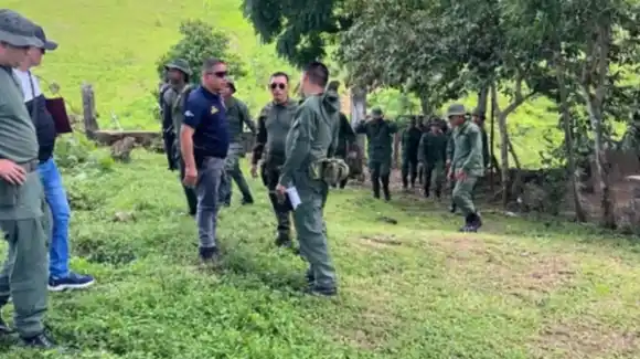En operación policial, rescatan a ocho trabajadores y dan de baja a dos secuestradores