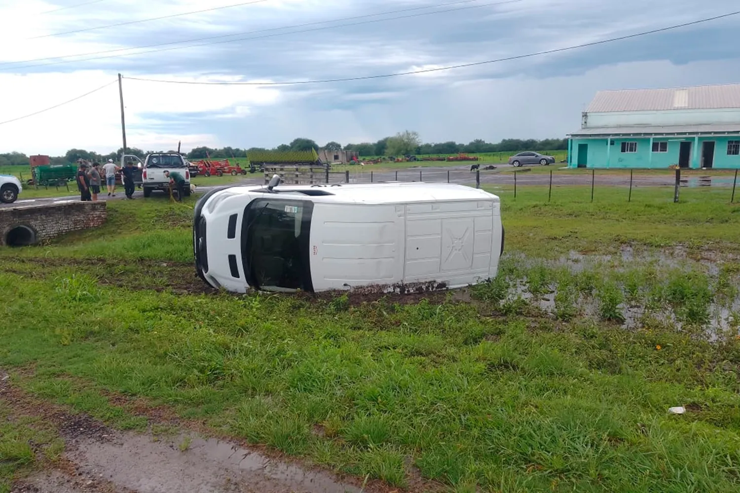 Vuelco de un furgón en Ruta 12