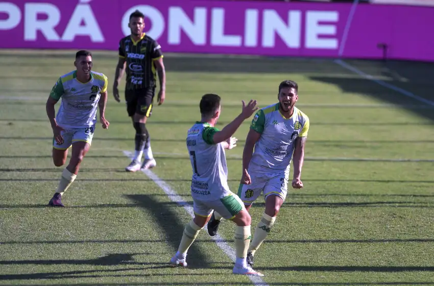Aldosivi empató con Defensa en una lluvia de goles