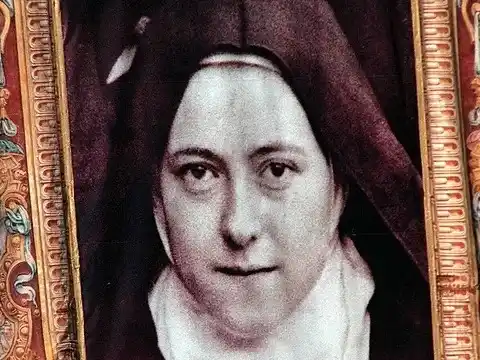 Imagen de la religiosa carmelita francesa, Santa Teresa Lisieux, nombrada por el Papa, Juan Pablo II, como doctora de la Iglesia, colocada a la entrada de la Basilica de San Pedro. Foto: Gentileza