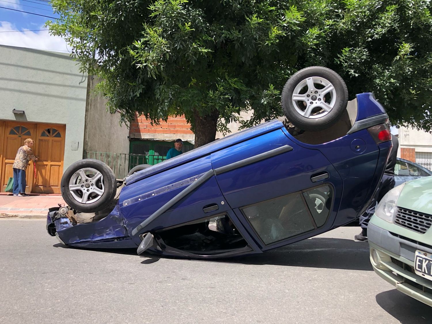 Choque y vuelco en calle Nigro al 500: una mujer hospitalizada