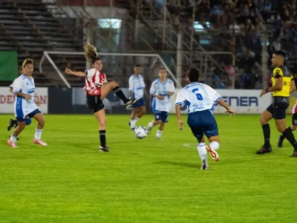 Atlético y el "9" jugarán a partir del domingo 10, el torneo "Tres Ligas " de fútbol femenino. Foto: AR