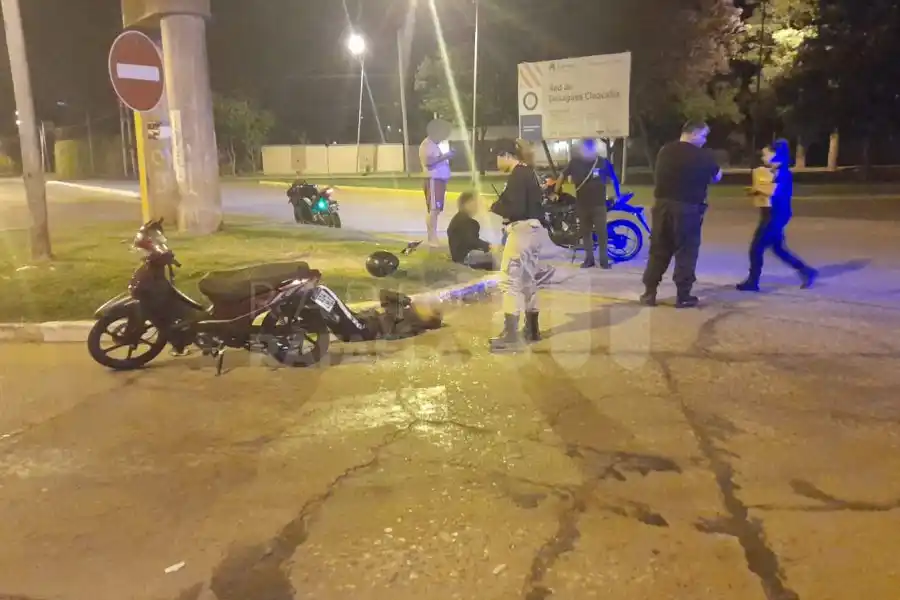 Dos motos chocaron en la madrugada en el Sur de la ciudad: fueron trasladados por el 107 y policía