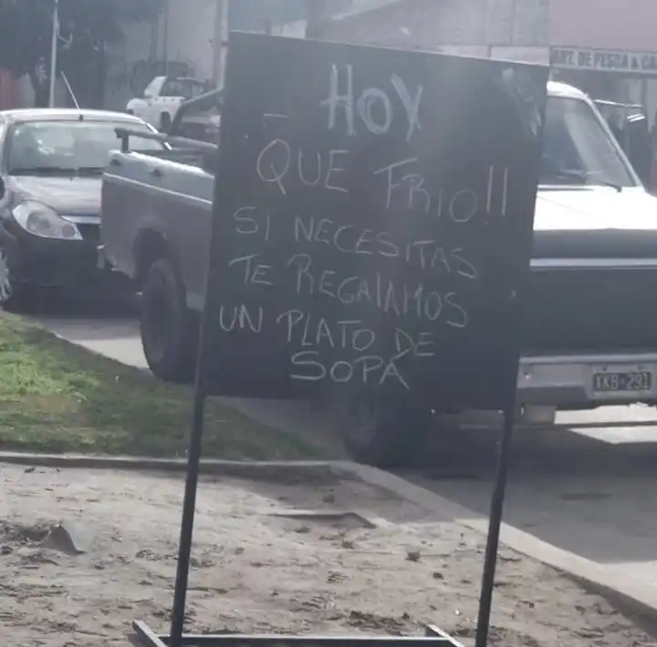 Ante la ola de frío polar, desde una rotisería ofrecen un plato de sopa gratis