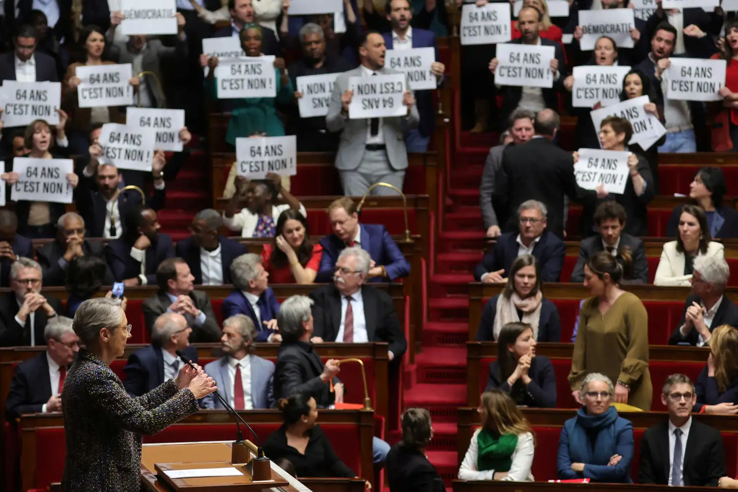 La primera ministra, Élisabeth Borne, fue cuestionada al hacer al anuncio ante la Asamblea legislativa.