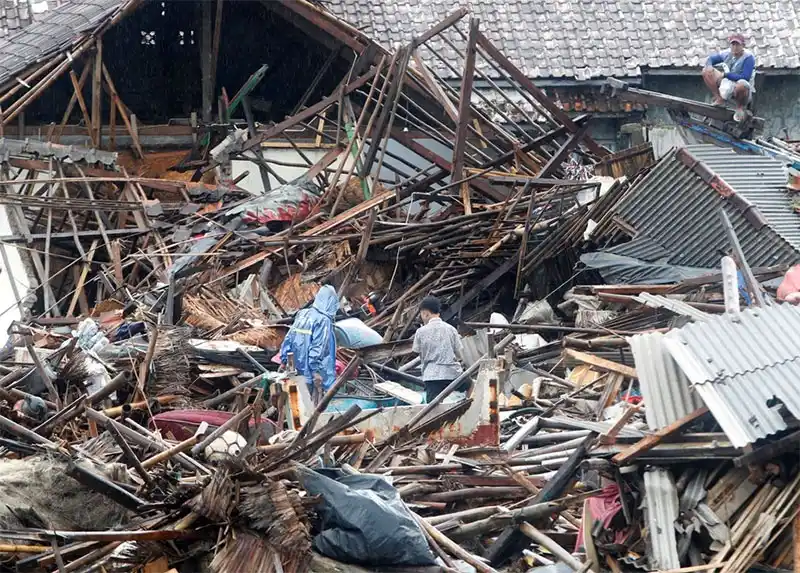Tsunami en Indonesia dejó al menos 373 muertos
