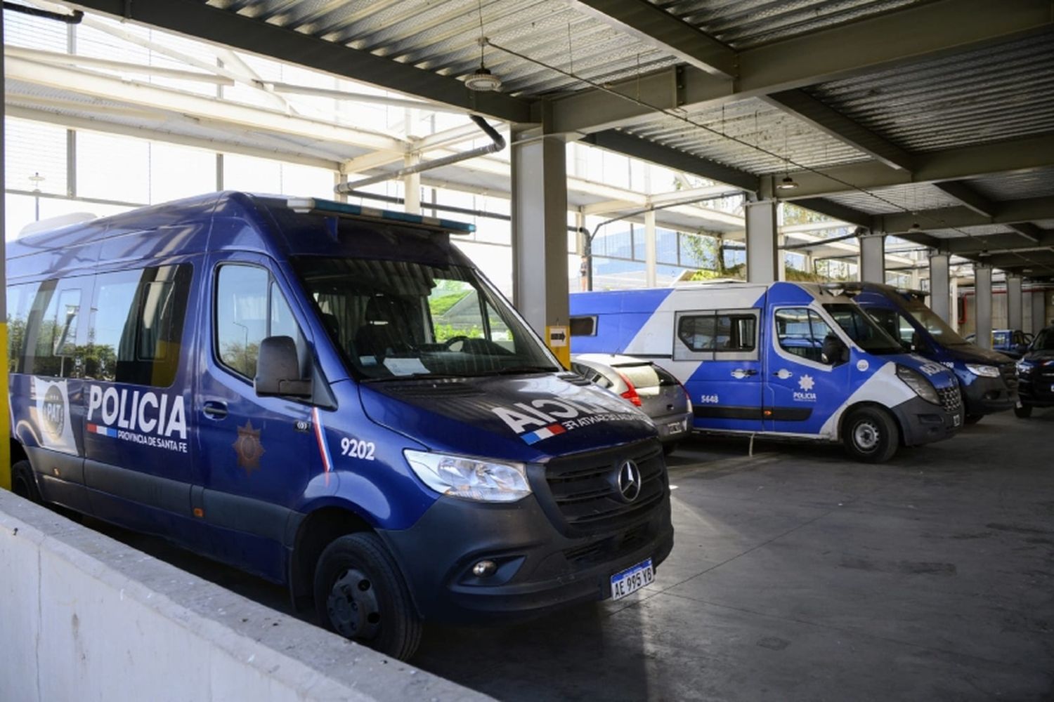 Allanamientos en la Policía de Acción Táctica: 8 agentes sospechados de robo de dólares y cocaína