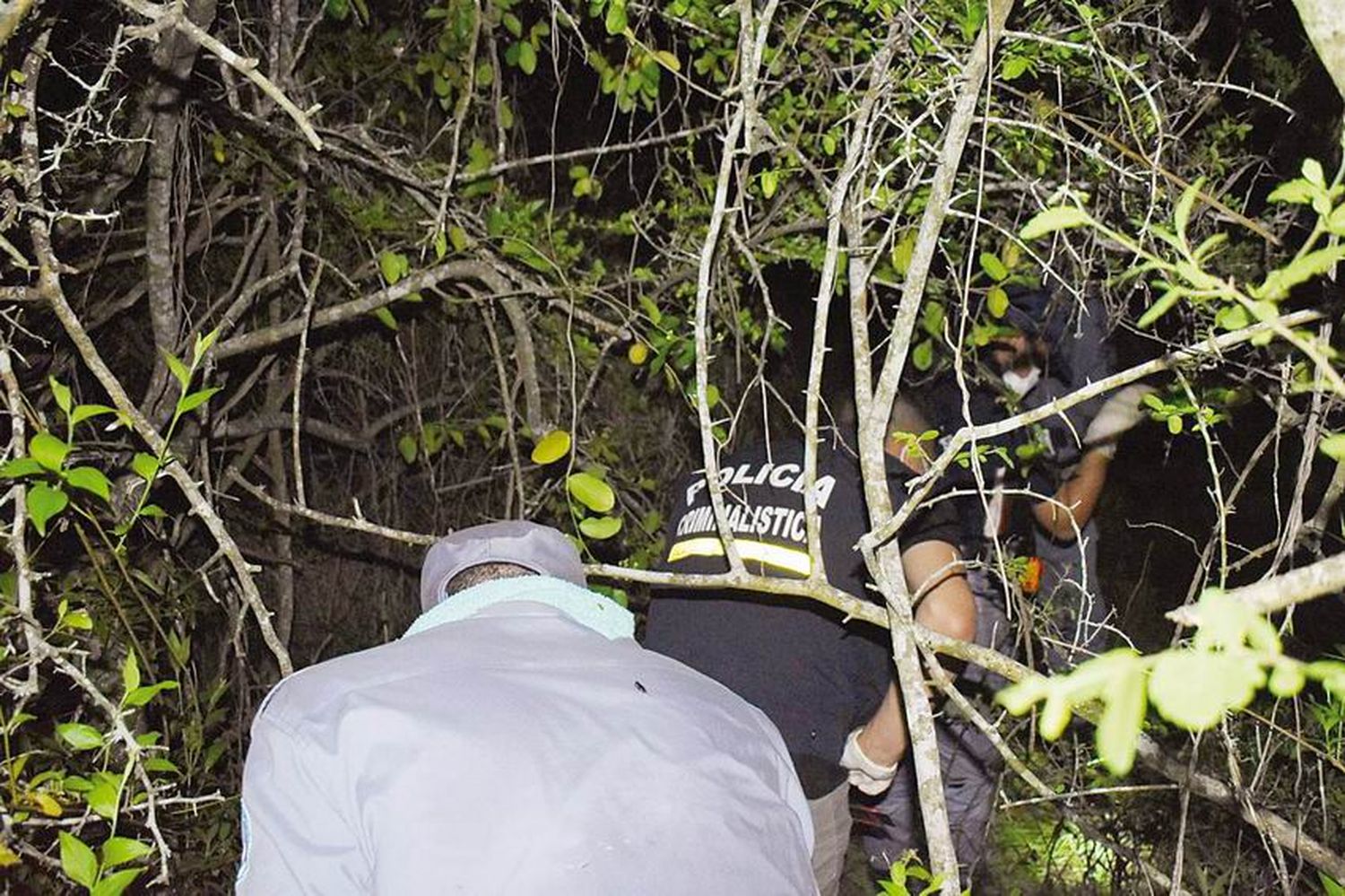 Hallaron el cadáver de una mujer
con una herida de arma blanca