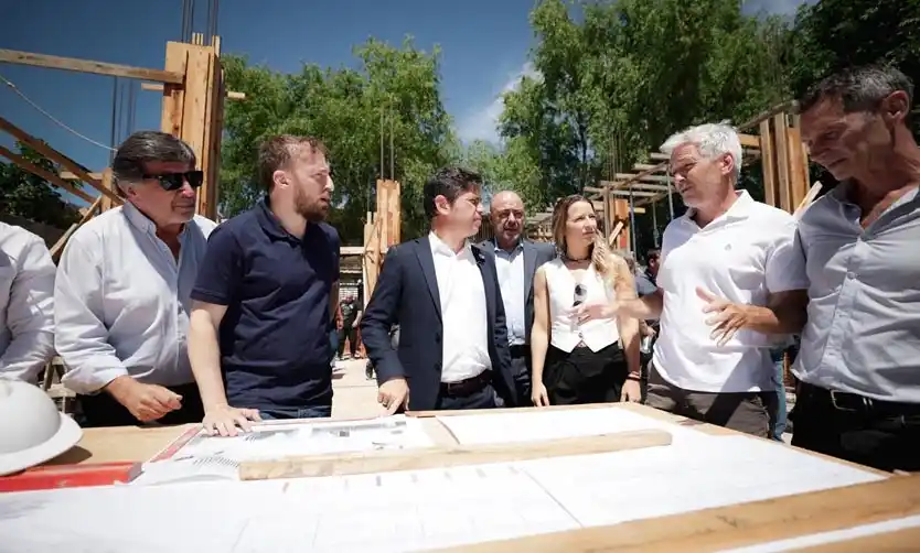 Kicillof recorrió los avances de obra de una nueva escuela secundaria bonaerense