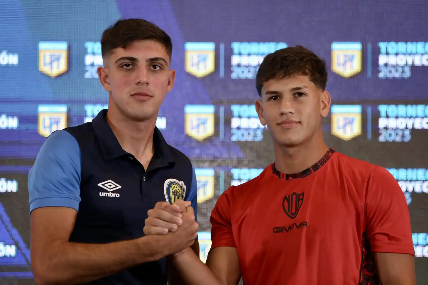 Luis Urquía (derecha), en la previa del clásico rosarino por el Torneo de Reserva