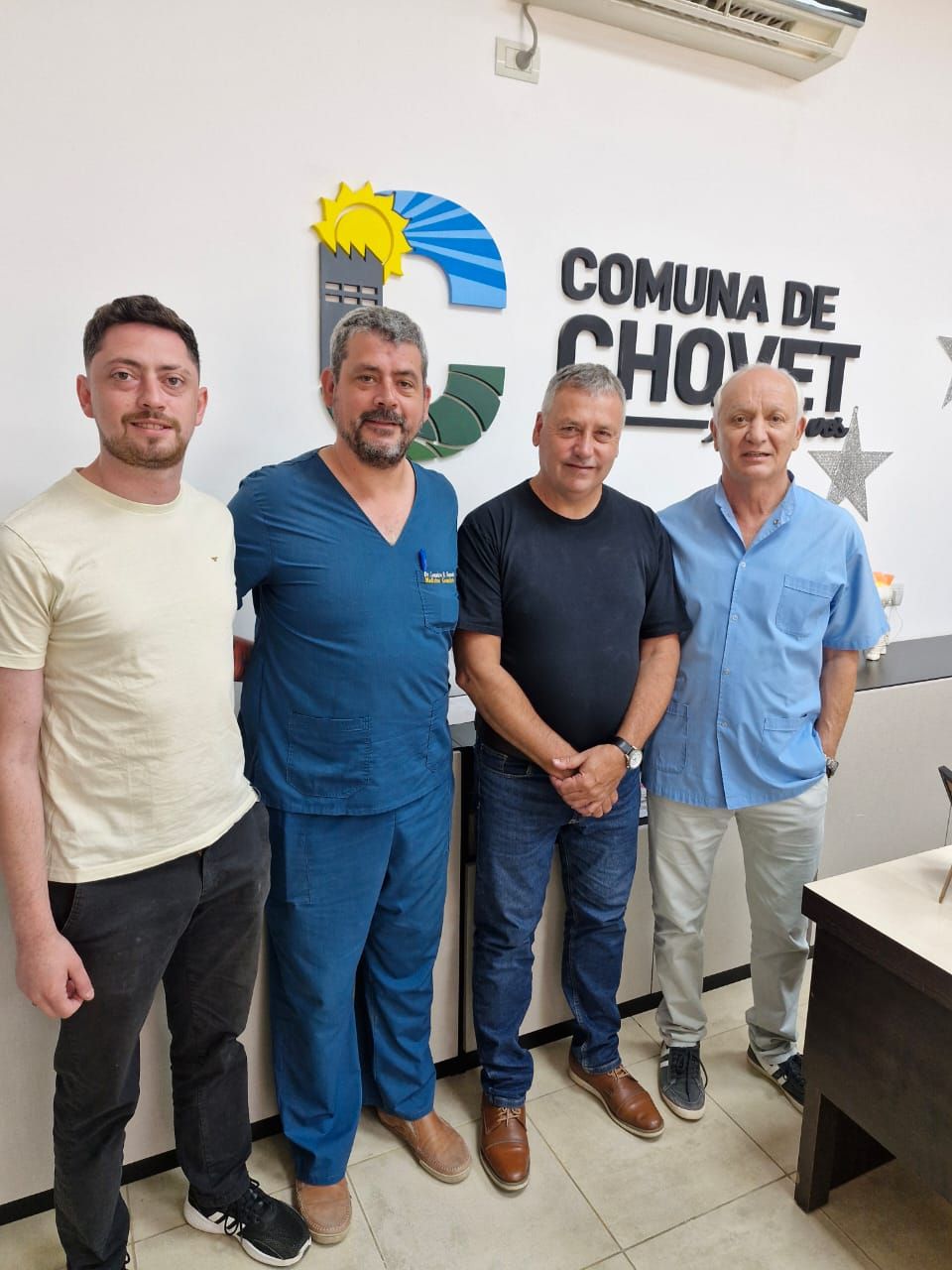 Refuerzo a la salud chovetense. El doctor Leandro Soraccio y Sergio Busquet (centro) con el doctor Juan Bonifacio y el tesorero comunal Kevin Pasquini