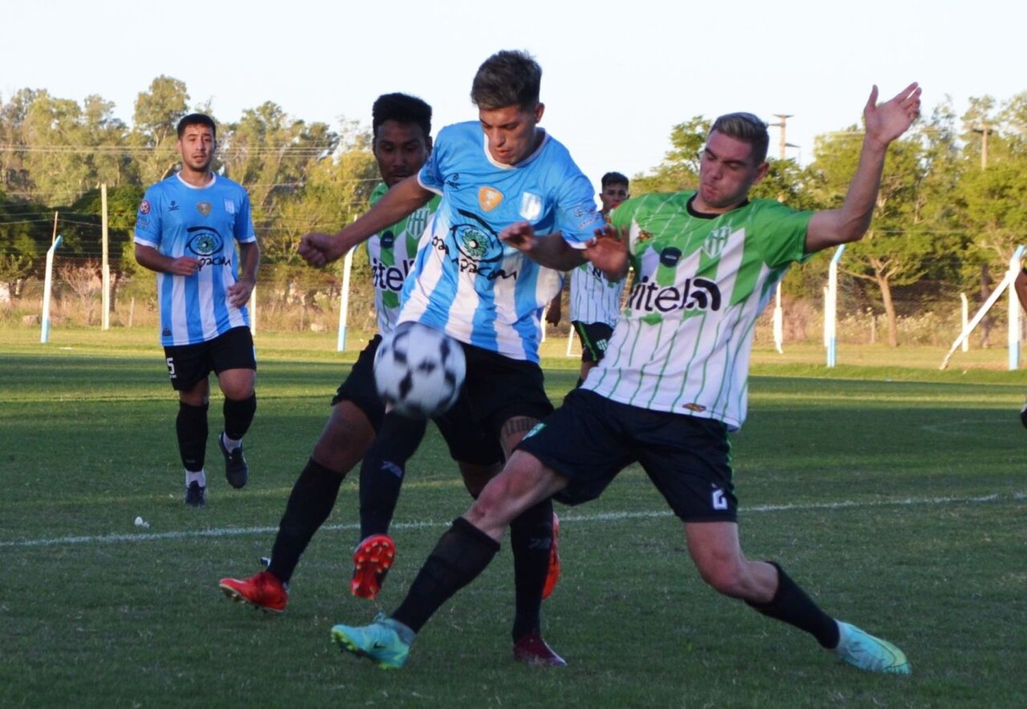 Argentino goleó a Alberdi y volvió la senda triunfal
