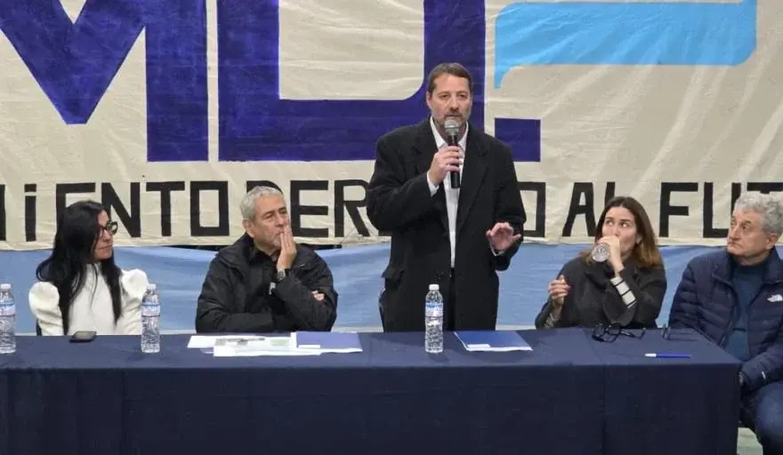 El edil junto a Ferraresi y Barrera