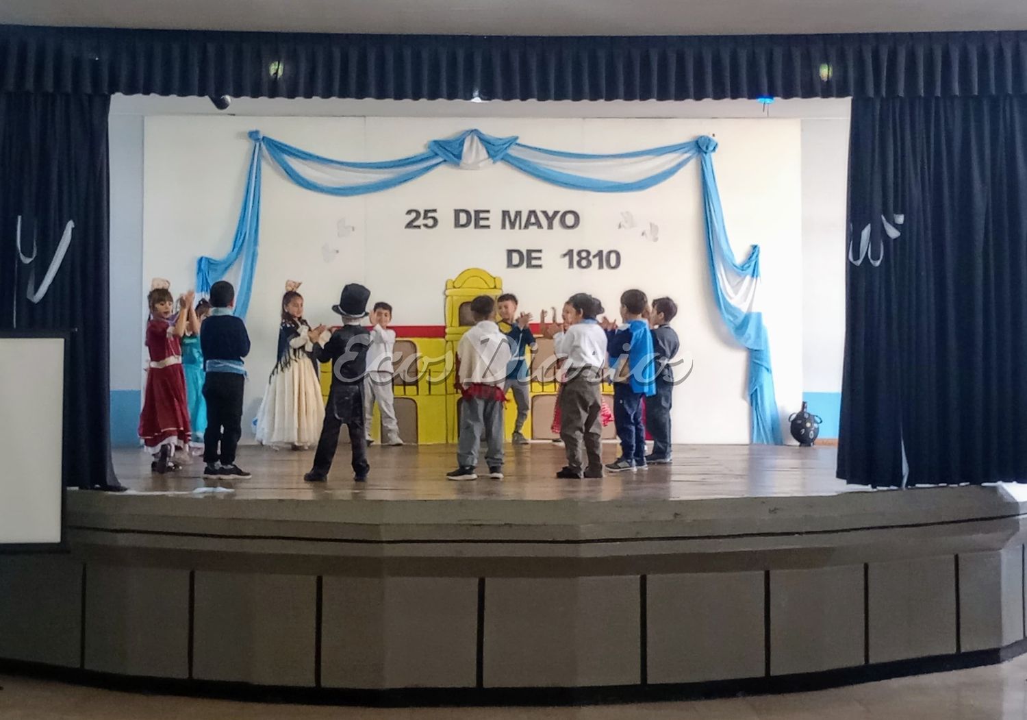 La Escuela N° 2 celebró el 25 de Mayo y reinauguró su escenario