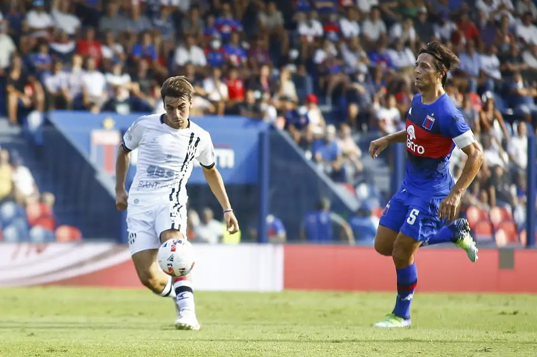 El tandilense González Metilli encabeza un ataque, ante la marca de Prediger.