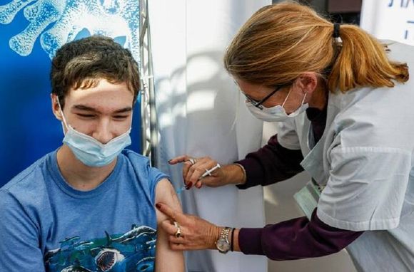 Comienza la vacunación contra el coronavirus en adolescentes con factores de riesgo: dónde se inoculará en Rosario