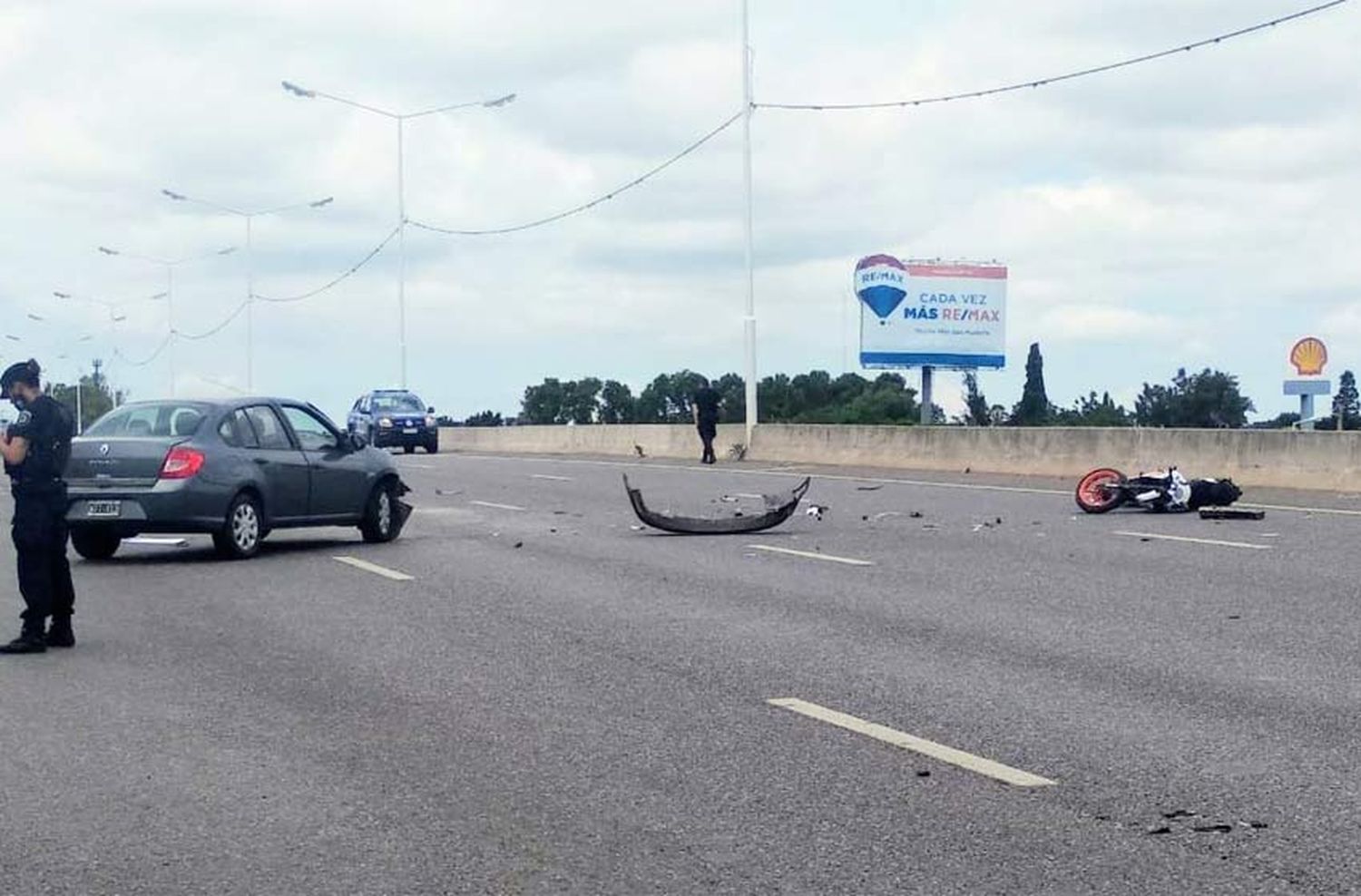 Un auto perdió una rueda en plena Circunvalación y generó un choque en el carril contrario